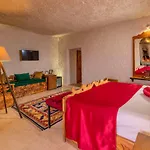 Helen Cave Hotel 2*